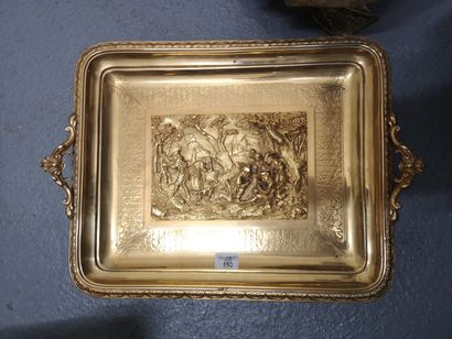 null Après la chasse. Plateau décoratif en métal doré. 

Dim. 23,5 x 33 cm