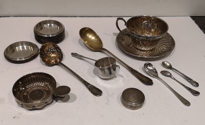 null Fort lot en argent comprenant :

Tasse et sous tasse en argent 950°/°° à décor...