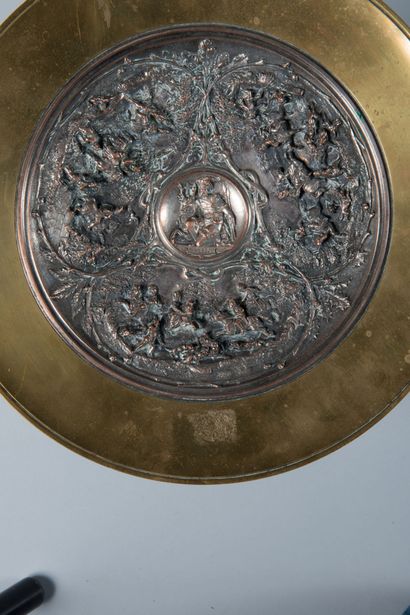 null Coupe décorative en bronze argenté ou cuivré, décor dit "Saint Hubert" aux trois...