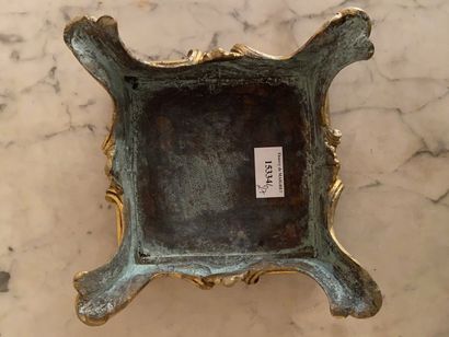 null Socle en bronze doré 

Style rocaille 

17 x 17 cm

Hauteur : 5 cm