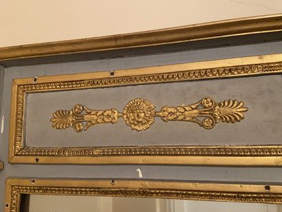 null 
Petit trumeau en bois doré 




XIXème siècle 




Vendu en l'état

37 x 48...