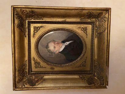 null 
Ecole française, 1er tiers du XIXème siècle

Portrait d'homme 

Miniature ovale 

Accident...