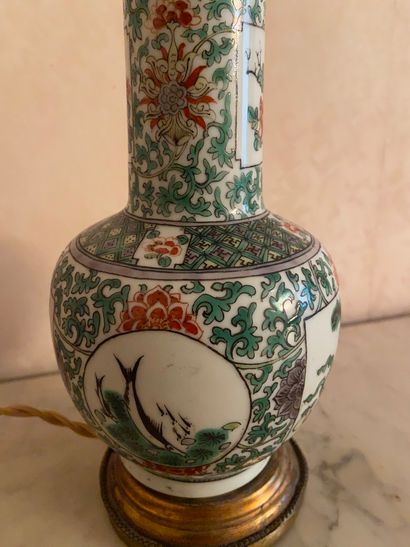 null ASIE 

Vase monté en lampe 

Hauteur : 27 cm 

Eclats
