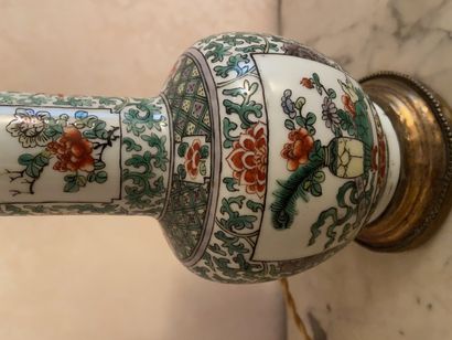 null ASIE 

Vase monté en lampe 

Hauteur : 27 cm 

Eclats