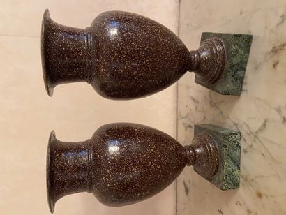 null Paire de vase balustre en métal, effet pierre dure

Eclats