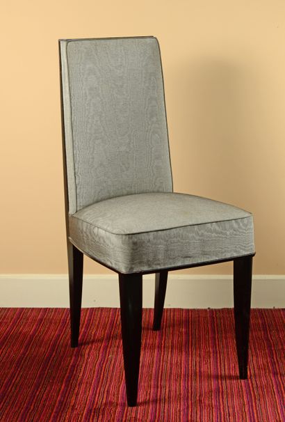 null Guéridon et deux chaises

On y joint une chaise tissu gris et une chaise en...