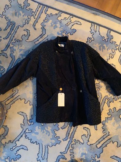 null Lot of three coats including : 

- astrakan Pering

-black astrakhan fur leather...