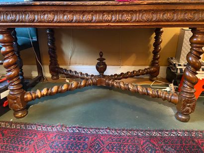 null Carved oak middle table, twisted legs and struts 

Henri II style

130 x 90...