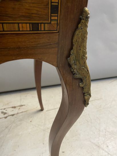 null Petite table deux tiroirs, pieds galbés, style Louis XV

(saut de placage, en...