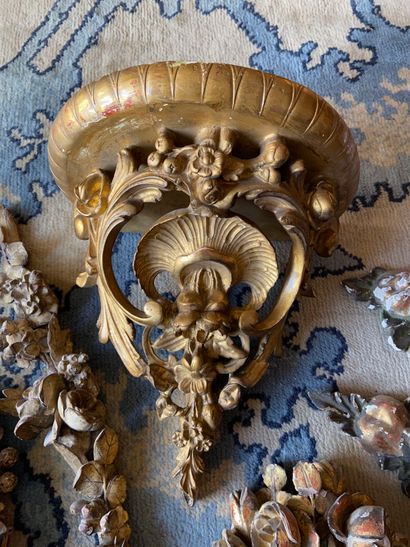 null Set of 8 gilded wooden elements including: saddle, bunch of flowers, cherub...