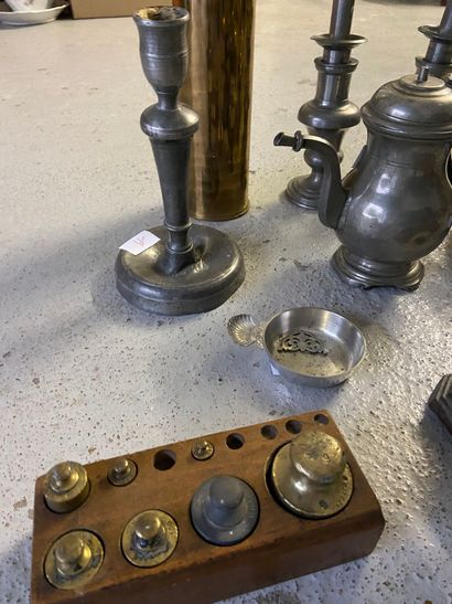 null Lot of various pewter. 

A scale and its weights are attached.

(sold as is...