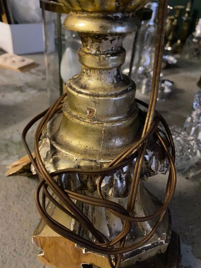null Lot : pique cierge en stuc et bois doré, lampe à huile et une lanterne en métal

H...