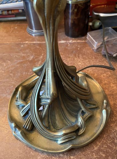 null Bronze lamp with thistle decoration 

circa 1900

H: 32cm

(sold as is)