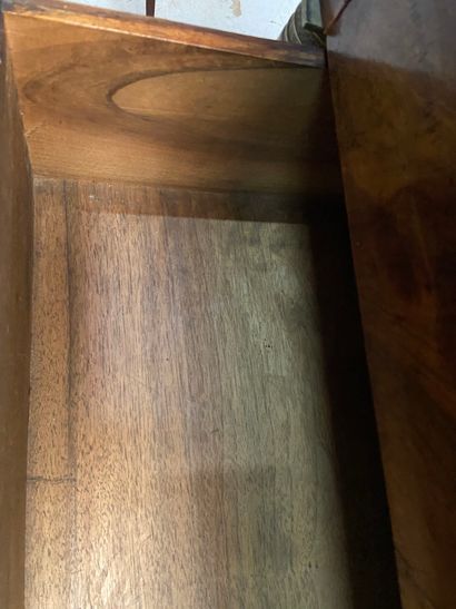 null Commode en bois et placage ouvrant à 4 tiroirs, dessus marbre

125 x 89 x 57...