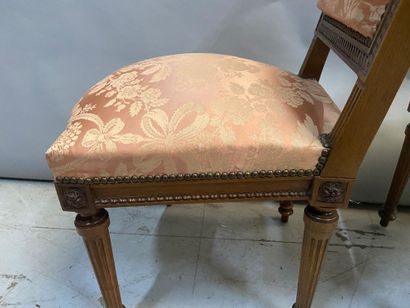 null Suite of four Louis XVI style chairs with salmon-coloured floral decorations.

100...