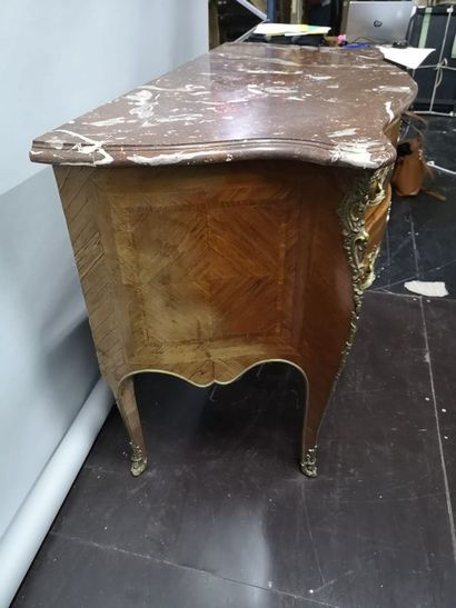 null Commode en bois et placage de bois, de style Louis XV

89 x 124 x 68 cm 

(fentes,...