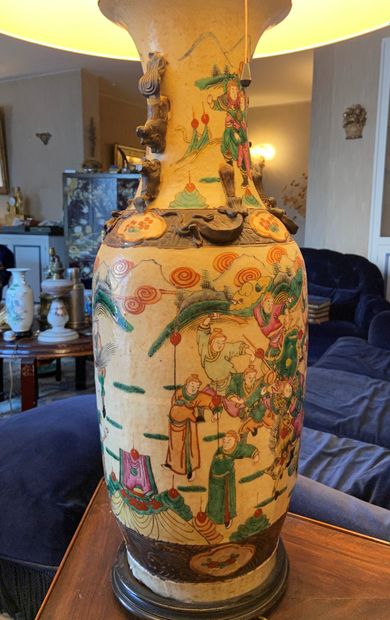 null Grand vase Nankin à décor de personnages 

Haut, : 60 cm 

Haut. avec socle...