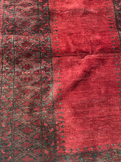null Deux tapis fond rouge 

158 x 114 cm 

182 x 113 cm 

(usures, salissures, vendu...