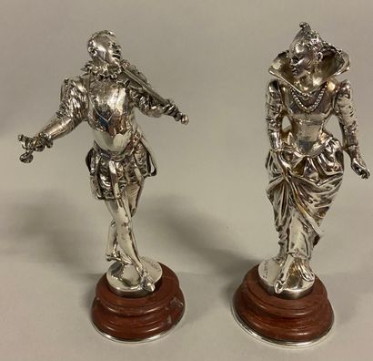 null 
Paire de statuettes en bronze argenté représentant un couple en habit Renaissance....