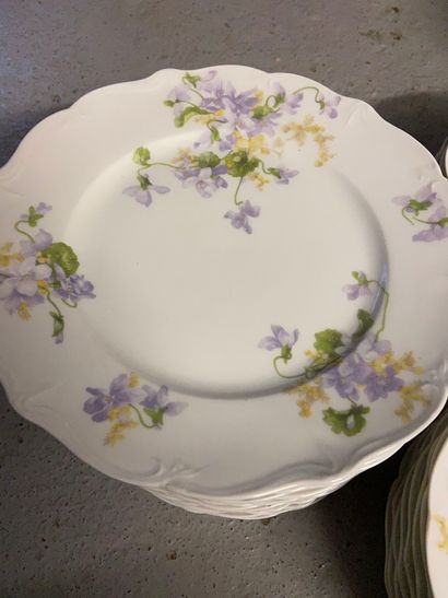 null Service en porcelaine à décor floral E. Bourgeois comprenant 8 assiettes creuses,...