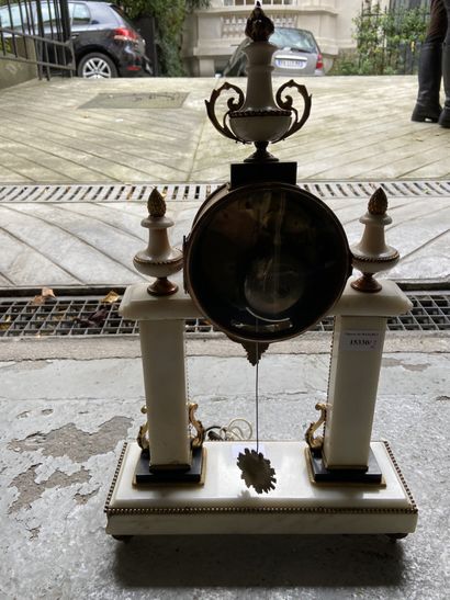 null Pendule portique en marbre blanc et noir et bronze doré, vers 1800, cadran signé...