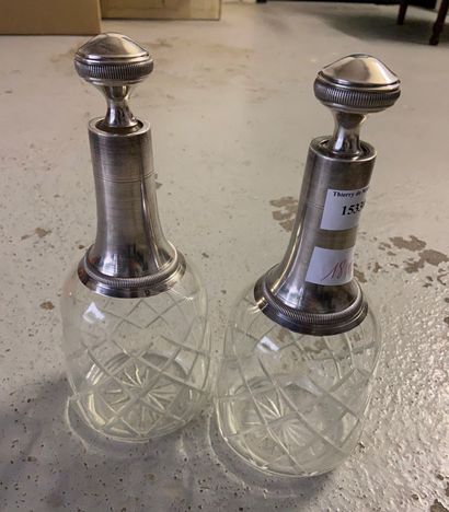 null Pair of decanters mounted in silver, minerva punch

H: 26 cm 

PB: approx. 1240...