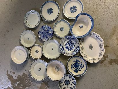 null Lot d'environ 15 assiettes en faïences et porcelaines à décor bleu blanc et...