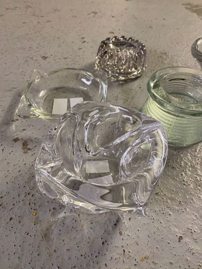 null Set of 4 ashtrays and 2 glass holders.

One signed DAUM France Condeuseur Delas,...