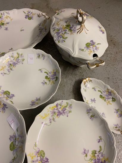 null Service en porcelaine à décor floral E. Bourgeois comprenant 8 assiettes creuses,...
