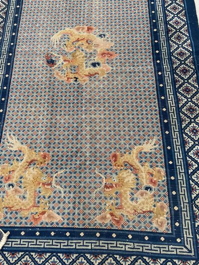 null Deux tapis chinois

l'un à décor de dragon sur fond bleu

123 x 210 cm 

139...