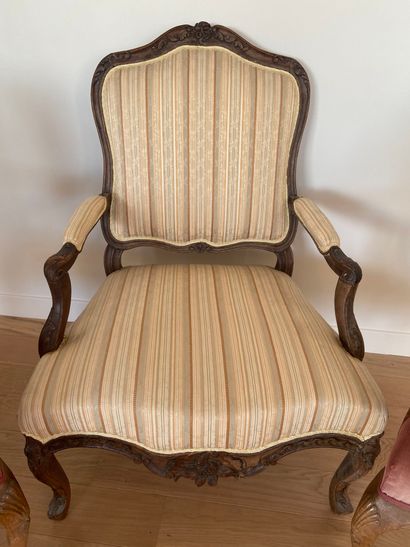 null Paire de fauteuils en bois naturel piètement arrière sabre garniture de velours...