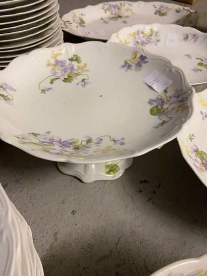 null E. Bourgeois porcelain service with floral decoration comprising 8 soup plates,...