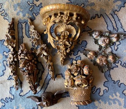 null Set of 8 gilded wooden elements including: saddle, bunch of flowers, cherub...