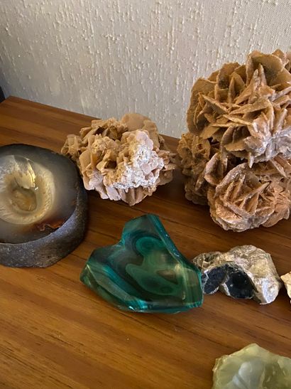 null Lot of various hard stones including malachite, sand roses, sea urchins and...