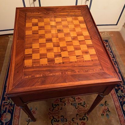 null Tric trac table in rosewood veneer 

Late Louis XVI period 

 77 x 60.5 x 70...