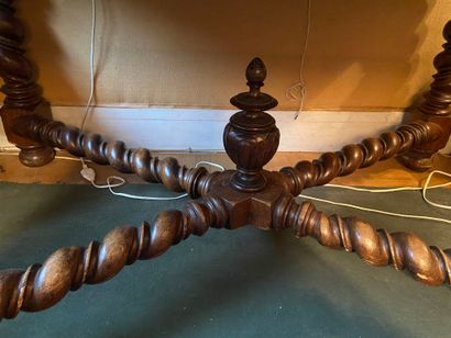 null Carved oak middle table, twisted legs and struts 

Henri II style

130 x 90...