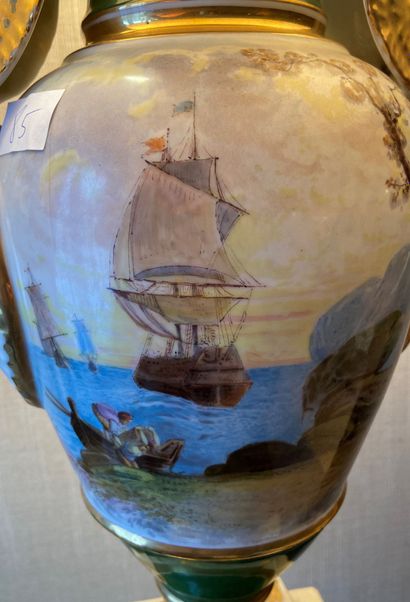null Vase en porcelaine à décor de cygnes monté en lampe 

Style Empire 

H: 46 cm...