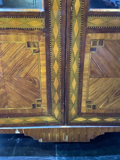 null Vitrine en bois et placage de bois ouvrant à deux portes, style Louis XVI 

(accidents,...