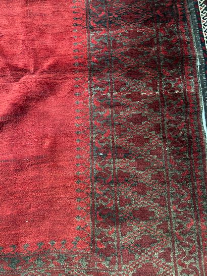 null Deux tapis fond rouge 

158 x 114 cm 

182 x 113 cm 

(usures, salissures, vendu...