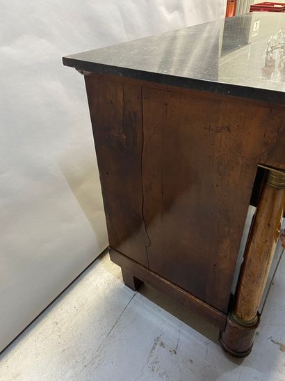 null Commode en bois et placage ouvrant à 4 tiroirs, dessus marbre

125 x 89 x 57...