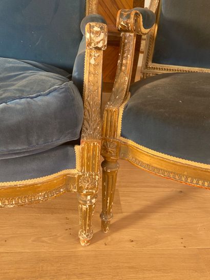 null Partie de salon comprenant un canapé et deux fauteuils style Louis XVI en bois...