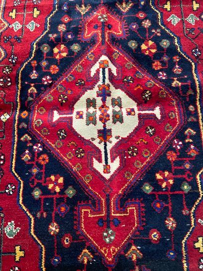 null Deux tapis à décor géométrique sur fond rouge

139 x 209 cm 

114 x 160 cm 

(vendu...