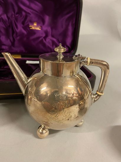 null 
Selfish silver service consisting of a pourer (H: 13 cm), a creamer (H: 8 cm)...