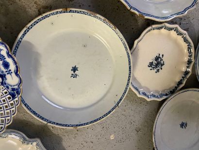 null Lot of about 15 earthenware and porcelain plates with blue-white decoration...