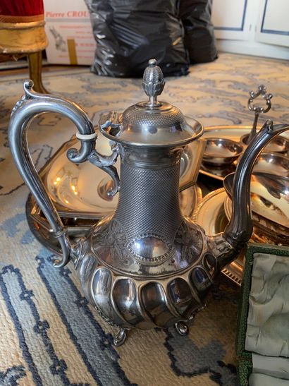 null Strong batch of silver plated metal including : 

silverware, cups, covered...