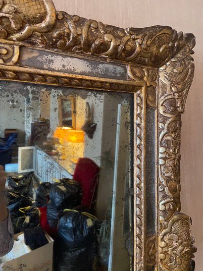 null Miroir à parecloses à décor de lambrequins 

83,5 x 70 cm

(vendu en l'état...