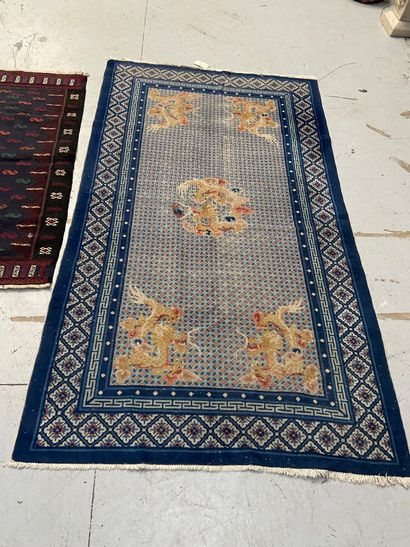 null Deux tapis chinois

l'un à décor de dragon sur fond bleu

123 x 210 cm 

139...
