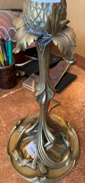 null Lampe en bronze à décor de chardon 

vers 1900

H : 32cm

(vendu en l'état)