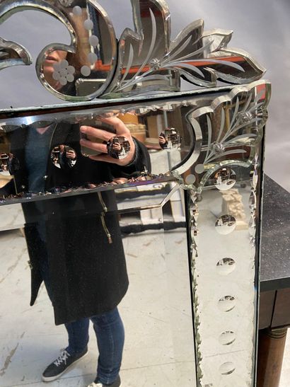 null Miroir rectangulaire en verre de Venise

H : 147 x 89 cm 

(vendu en l'état)

(GARDE-MEUBLE...