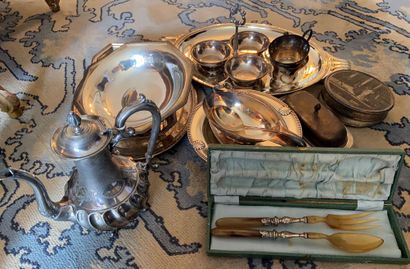 null Strong batch of silver plated metal including : 

silverware, cups, covered...